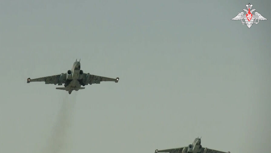 Минобороны РФ показало уничтожение штурмовиками Су-25 замаскированной бронетехники ВСУ