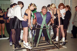 Владимир Турчинский поднимает сразу несколько человек, 1998 год