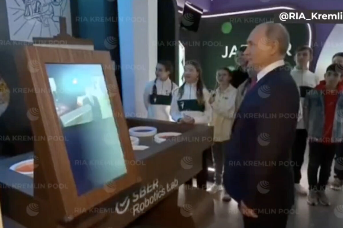 Выставка роботов веер. Выставка роботов трансформеров. Выставка роботов. Робостанция в москве на вднх. Выставка роботов.