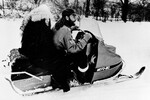 Джон Леннон и его жена Йоко Оно катаются на снегоходе на ферме, принадлежащей рок-певцу Ронни Хокинсу, в Миссиссоге, Онтарио, Канада, 1969 год