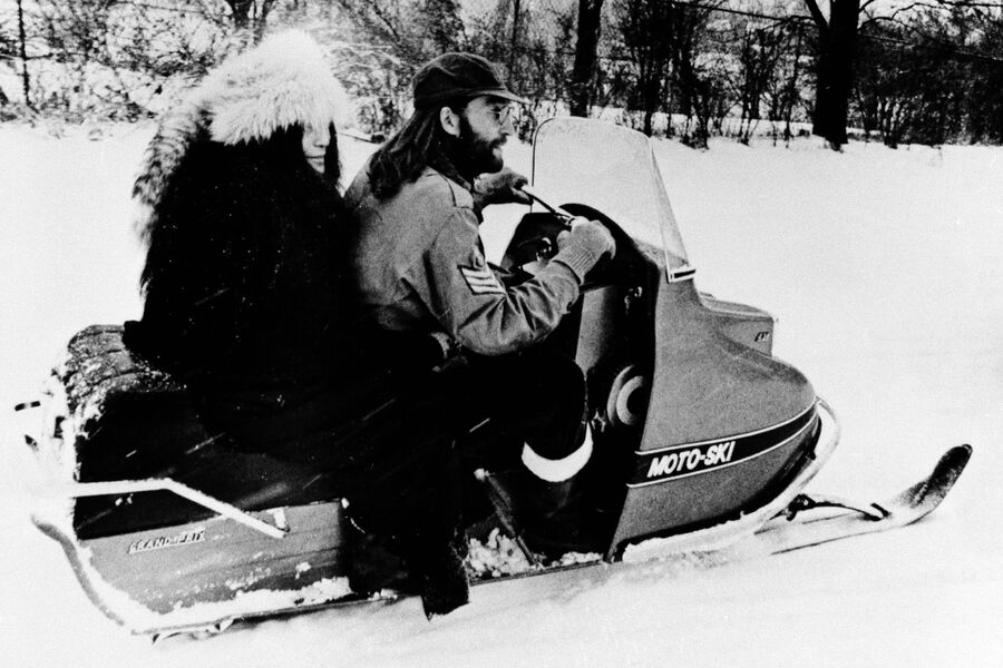 Джон Леннон и его жена Йоко Оно катаются на&nbsp;снегоходе на&nbsp;ферме, принадлежащей рок-певцу Ронни Хокинсу, в&nbsp;Миссиссоге, Онтарио, Канада, 1969&nbsp;год