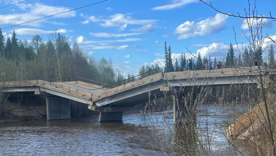 В Якутии рухнул мост