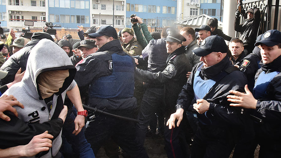 Участники акций в&nbsp;защиту Савченко у&nbsp;Генерального консульства Российской Федерации в&nbsp;Одессе