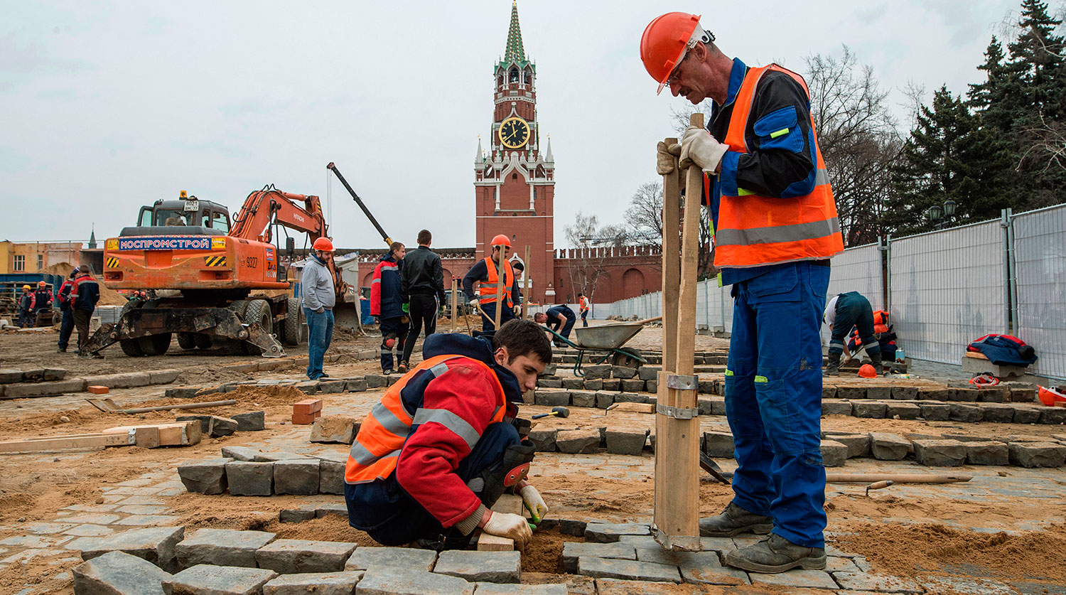 Строительные работы на месте демонтированного 14-го корпуса Московского Кремля