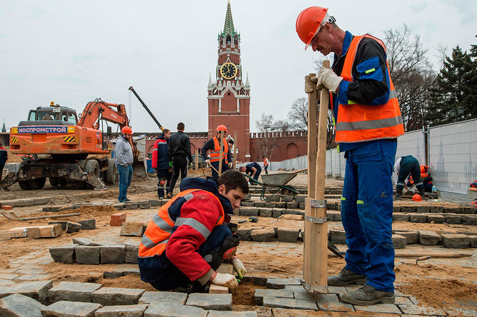 Строительные работы на месте демонтированного 14-го корпуса Московского Кремля