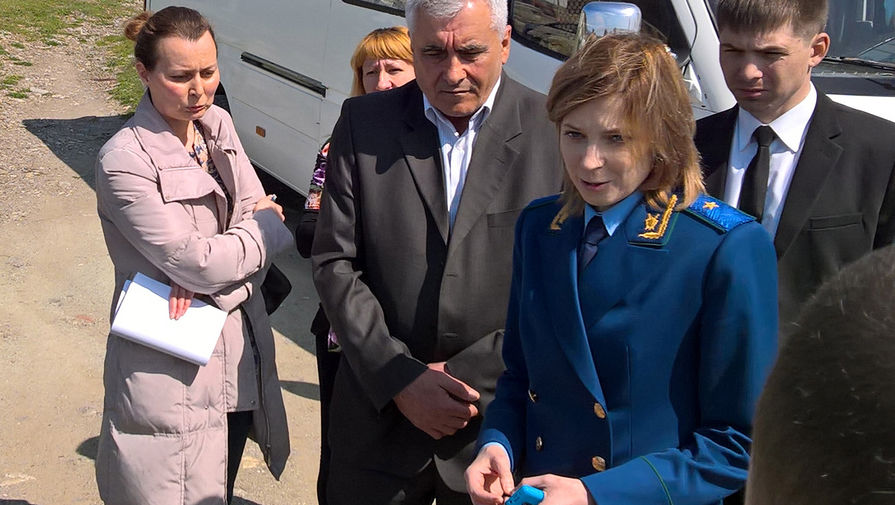 Прокурор Крыма Наталья Поклонская (справа) во время общения с жителями поселка Краснокаменка