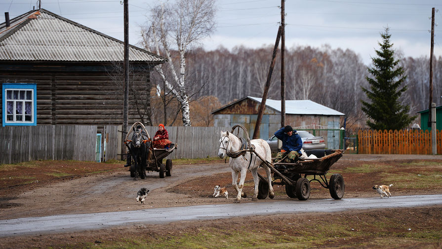 Телеги на улице в селе Мышланка Новосибирской области, 2013 год
