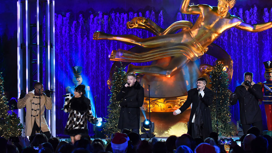 Группа Pentatonix выступает на&nbsp;церемонии зажжения главной рождественской елки США у&nbsp;здания Рокфеллер-центра на&nbsp;Манхэттене в&nbsp;Нью-Йорке, 30&nbsp;ноября 2017&nbsp;года