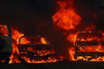 Охваченные огнем автомобили в городе Бонсалл, Калифорния, США, 7 декабря 2017 года