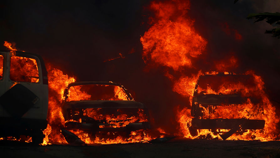 Охваченные огнем автомобили в&nbsp;городе Бонсалл, Калифорния, США, 7&nbsp;декабря 2017&nbsp;года