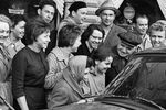 Жители Москвы слушают сообщение о благополучном приземлении летчиков-космонавтов Валентины Терешковой и Валерия Быковского около автомобильного радиоприемника, 1963 год