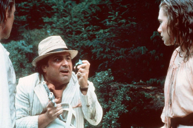<b>«Роман с камнем» (1984)</b>
<br>Всемирный успех в карьере пришел к актеру после роли коротышки-гангстера в фильме «Роман с камнем». Кстати, вместе с ним в картине снялся его лучший друг, обладатель двух «Оскаров» Майкл Дуглас