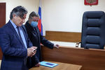 Михаил Ефремов и его адвокат Эльман Пашаев в Пресненском суде Москвы в день оглашения приговора по делу о смертельном ДТП, 8 сентября 2020 года