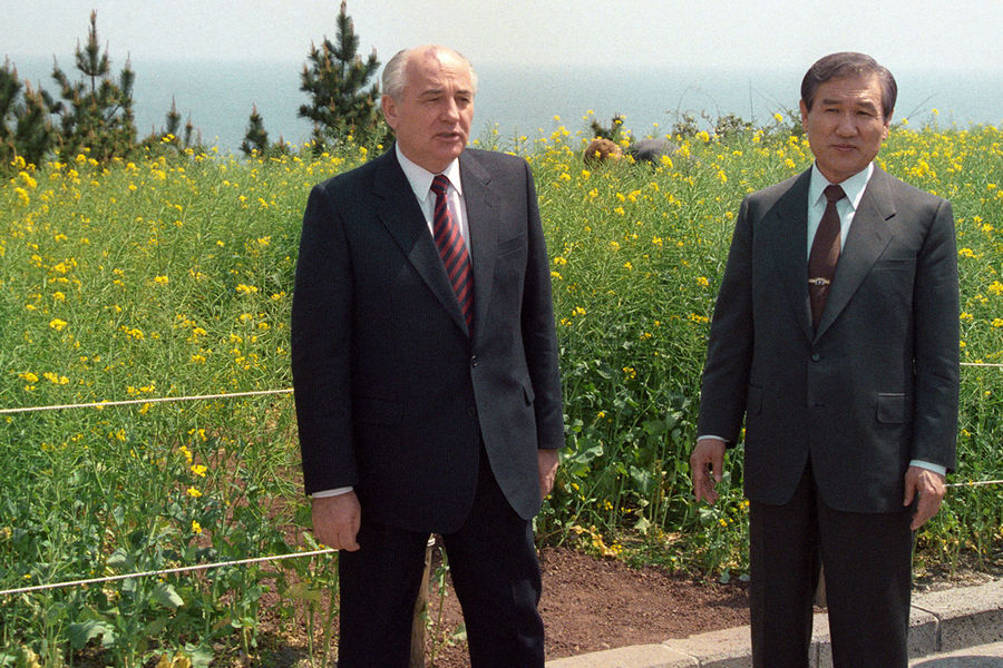 Президент СССР Михаил Горбачев и президент Республики Корея Ро Дэ У во время прогулки по острову Чеджудо, 1991 год