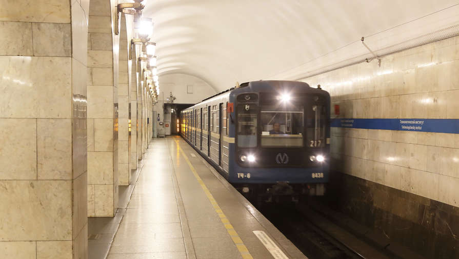 Мужчину столкнули на рельсы в метро Петербурга