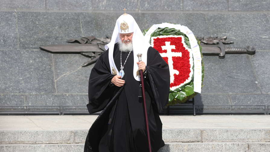 Патриарх Кирилл возложил цветы к монументу Победы в Минске