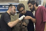 Пострадавший в результате индийской ракетной атаки мужчина в больнице в Бахавалпуре, 7 мая 2025 года