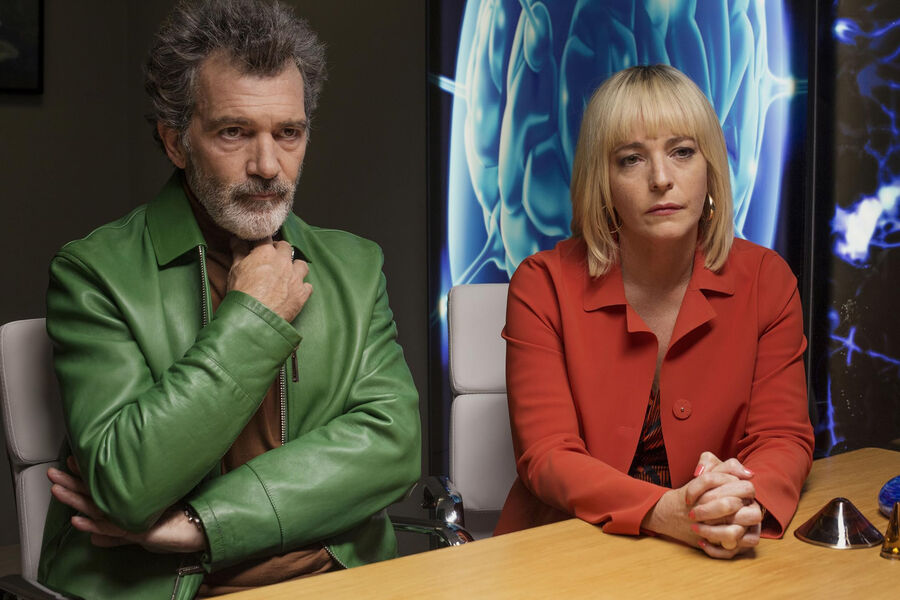 <b>«Боль и слава» (2019)</b>
<br><br>
Роль переживающего творческий кризис режиссера в&nbsp;этой картине Альмодовара принесла Бандерасу приз Каннского кинофестиваля за&nbsp;лучшую мужскую роль и номинации на&nbsp;«Оскар» и «Золотой глобус».
<br><br>
Сюжетная канва фильма состоит из&nbsp;серии встреч режиссера, страдающего от болей в&nbsp;спине и не берущегося за&nbsp;новые проекты. Некоторые события происходят в&nbsp;его воспоминаниях.
