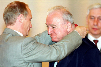 Владимир Путин и Никита Симонян, удостоенный ордена «За заслуги перед Отечеством», 2000 год