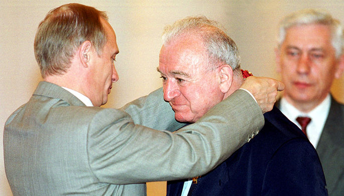 Владимир Путин и Никита Симонян, удостоенный ордена «За заслуги перед Отечеством», 2000...
