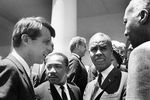 Генпрокурор США Роберт Кеннеди во время общения с борцами за гражданские права в Белом доме, июнь 1963 года<br><br>
Слева направо: Роберт Кеннеди, Мартин Лютер Кинг, Рой Уилкинс и Аса Филип Рэндольф