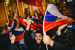 Болельщики празднуют победу сборной России в матче группового этапа между Россией и Египтом, Санкт-Петербург, 20 июня 2018 года