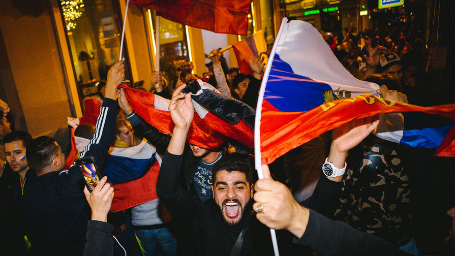 Болельщики празднуют победу сборной России в&nbsp;матче группового этапа между&nbsp;Россией и Египтом, Санкт-Петербург, 20 июня 2018 года