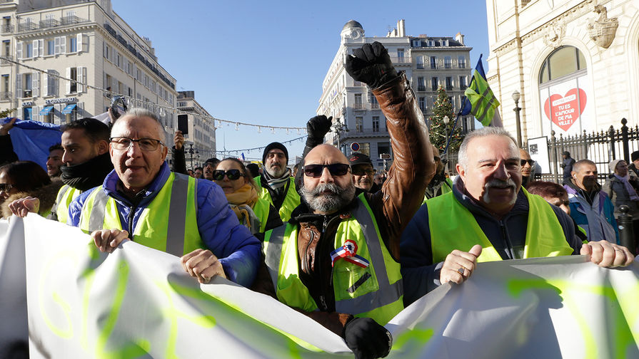 Участники акции протеста движения автомобилистов &laquo;желтые жилеты&raquo; в&nbsp;Париже, 15 декабря 2018 года
