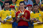 Футболисты Фернандо Торрес (в центре), Фред (слева) и Неймар (справа) позируют с золотой, серебряной и бронзовой бутсой, 2013 год 