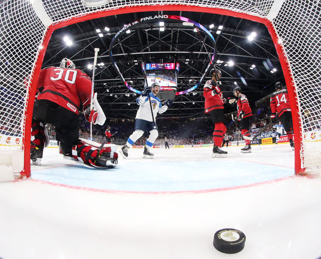 Вратарь сборной Канады Мэтт Мюррей пропускает гол в&nbsp;финальном матче чемпионата мира по&nbsp;хоккею между&nbsp;сборными командами Канады и Финляндии, 26 мая 2019 года 