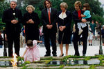 6 июня 2000 года. 3-летняя Сирша Райзен Кеннеди-Хилл кладет белую розу к вечному огню у могилы Джона Кеннеди на Арлингтонском национальном кладбище в Арлингтоне 