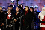 Би Би Кинг, участники группы Maroon 5, президент США Барак Обама и Санта-Клаус во время рождественского мероприятия в Вашингтоне, 2010 год