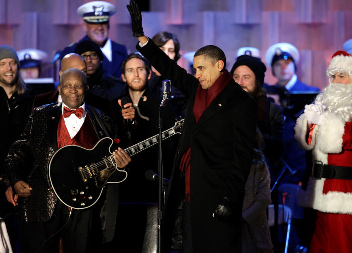 Би Би Кинг, участники группы Maroon 5, президент США Барак Обама и Санта-Клаус во время рождественского мероприятия в Вашингтоне, 2010 год