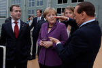 Президент России Дмитрий Медведев, канцлер Германии Ангела Меркель и премьер-министр Италии Сильвио Берлускони во время саммита G8, 2010 год