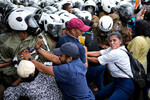 Столкновения полиции с демонстрантами во время марша протеста в Коломбо, Шри-Ланка, 2 ноября 2022 года