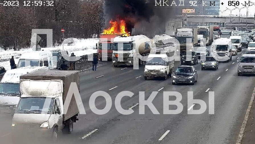 На МКАД недалеко от АЗС сгорел грузовик