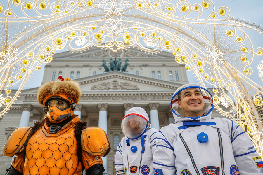 Люди, одетые в&nbsp;костюмы для&nbsp;съемок проморолика, среди новогодних и рождественских украшений возле Большого театра в&nbsp;Москве, 1&nbsp;декабря 2023&nbsp;года