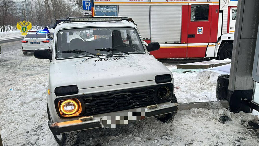 Автомобиль влетел в остановку с людьми на юго-востоке Москвы