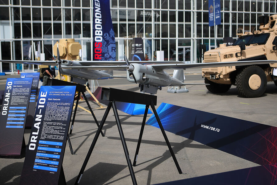 Разведывательные беспилотные летательные аппараты «Орлан-30» (слева) и «Орлан-10Е» представлены на 2-й Всемирной оборонной выставке «World Defense Show» в Эр-Рияде, 4 февраля 2024 года 