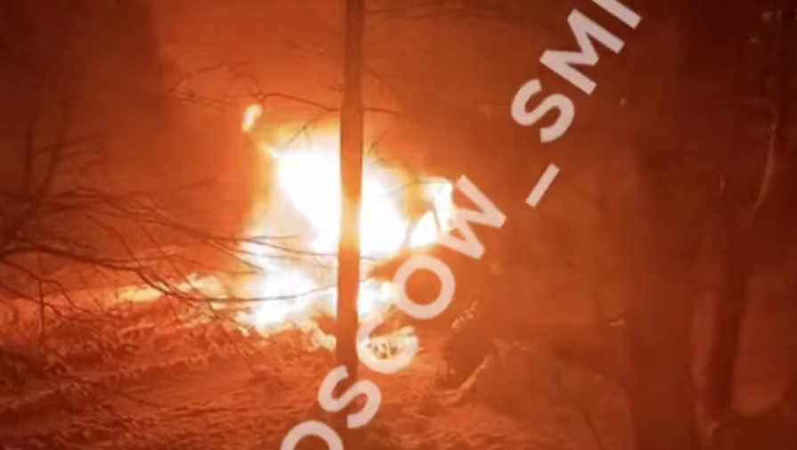 Видео: автомобиль с москвичкой воспламенился на парковке