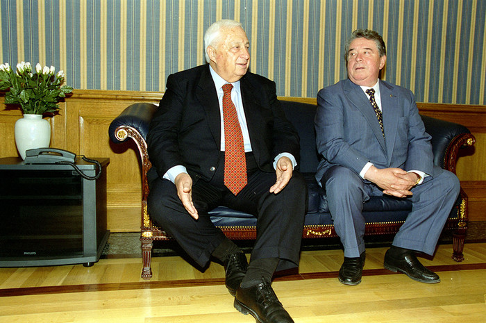Министр энергетики и национальных ресурсов Израиля Ариэл Шарон и председатель правления РАО &laquo;Газпром&raquo; Рем Вяхирев на&nbsp;встрече в&nbsp;1997 году