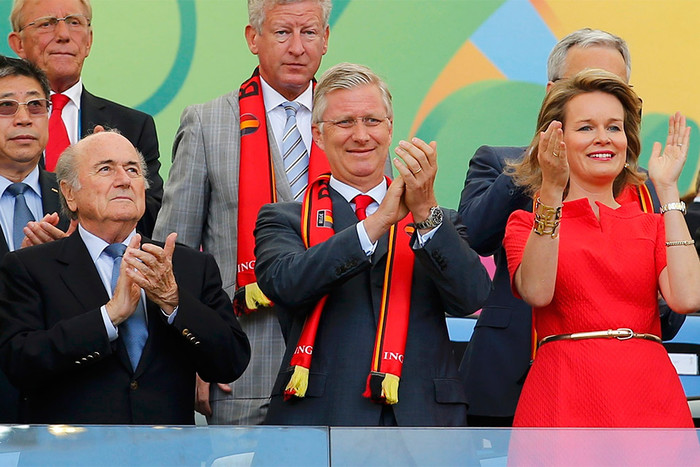 Президент ФИФА Йозеф Блаттер вместе с королем Бельгии Филиппом и королевой Бельгии Матильдой наблюдают за ходом матча между сборной России и сборной Бельгии
