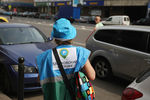 Волонтер «Московского паркинга» раздает информационные буклеты на Долгоруковской улице