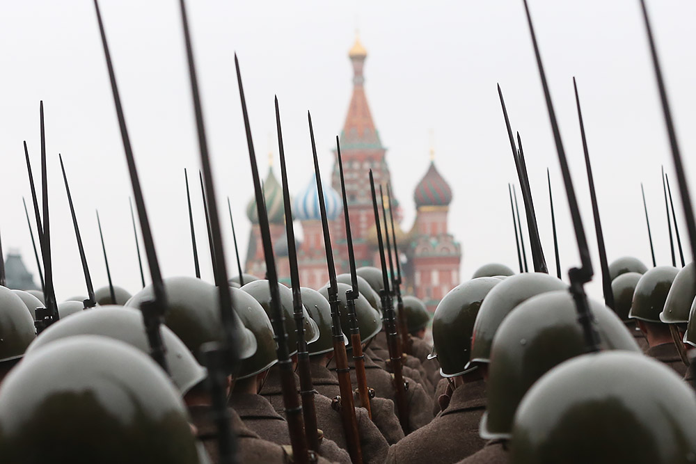 На марше, посвященном 73-й годовщине военного парада 7 ноября 1941 года, на Красной площади
