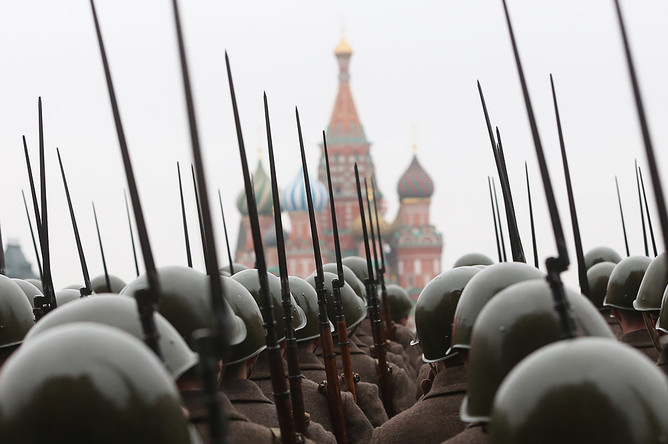 На марше, посвященном 73-й годовщине военного парада 7 ноября 1941 года, на Красной площади
