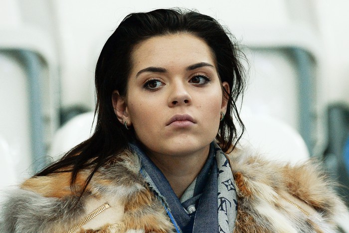 Аделина Сотникова наблюдает с трибуны за выступлением Максима Ковтуна на чемпионате России в Сочи
