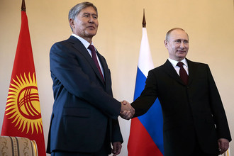Президент Киргизии Алмазбек Атамбаев и президент России Владимир Путин (слева направо) во время встречи