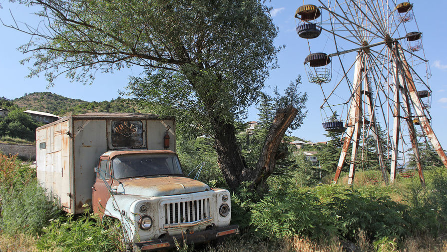 ГАЗ-53, брошенный рядом с&nbsp;давно неработающим колесом обозрения в&nbsp;городе Иджеван неподалеку от границы с&nbsp;Азербайджаном