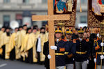 Траурная процессия в Бухаресте во время прощания с бывшим королем Румынии Михаем I