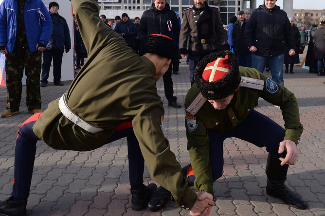 Казачьи забавы во время фестиваля «Моя Россия» в День народного единства на Театральной площади Красноярска